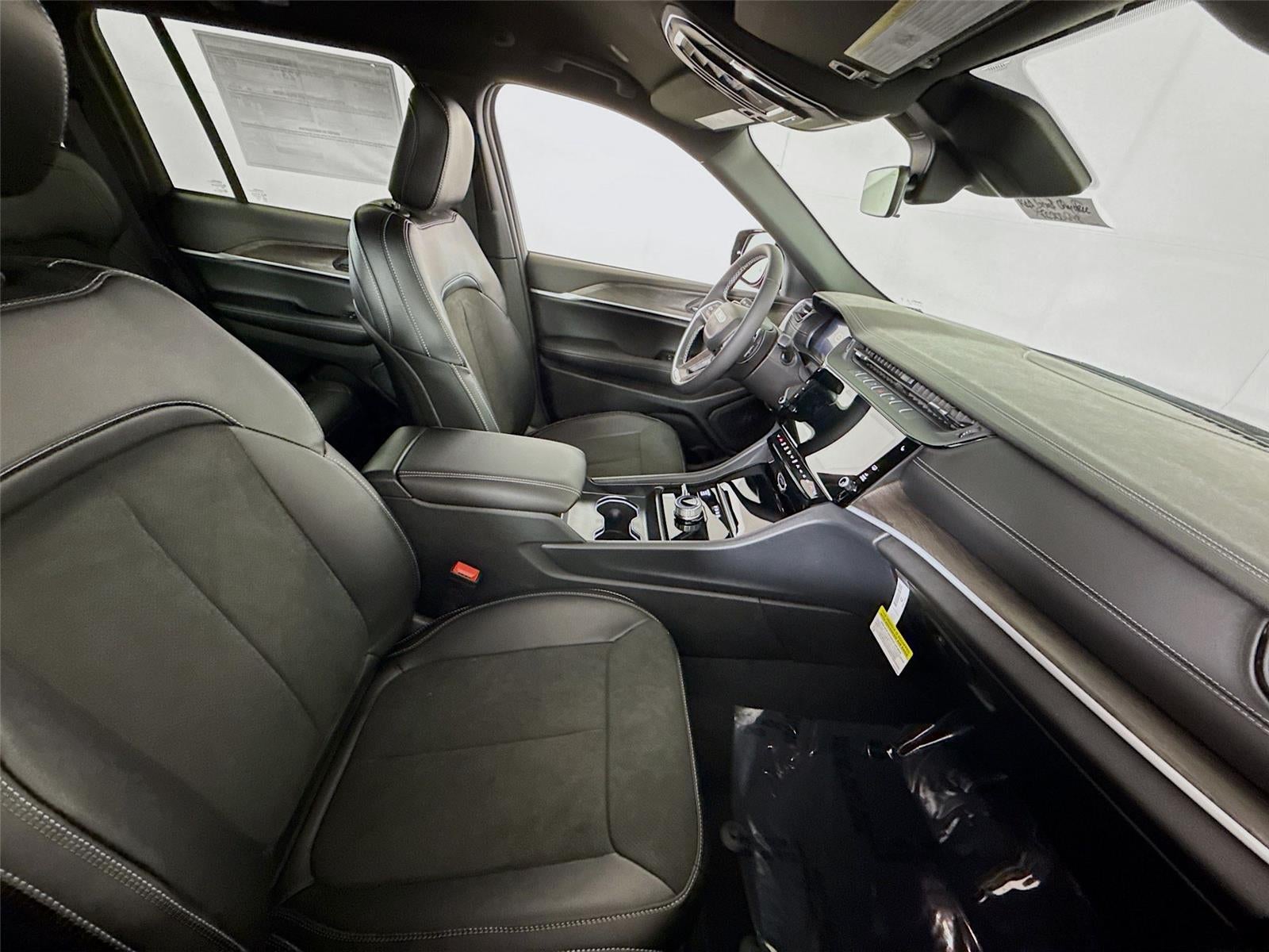 2026 Jeep Grand Cherokee Laredo Altitude