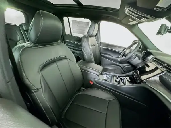 2025 Jeep Grand Cherokee Interior